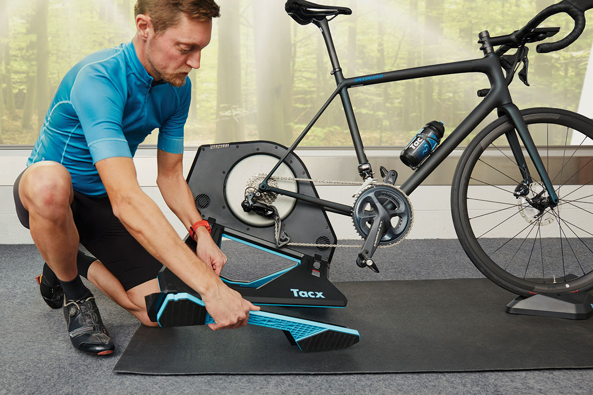 Auto Konijn Verborgen Tacx voegt meer realisme toe met de Neo Motion Plates | Mountainbike.nl