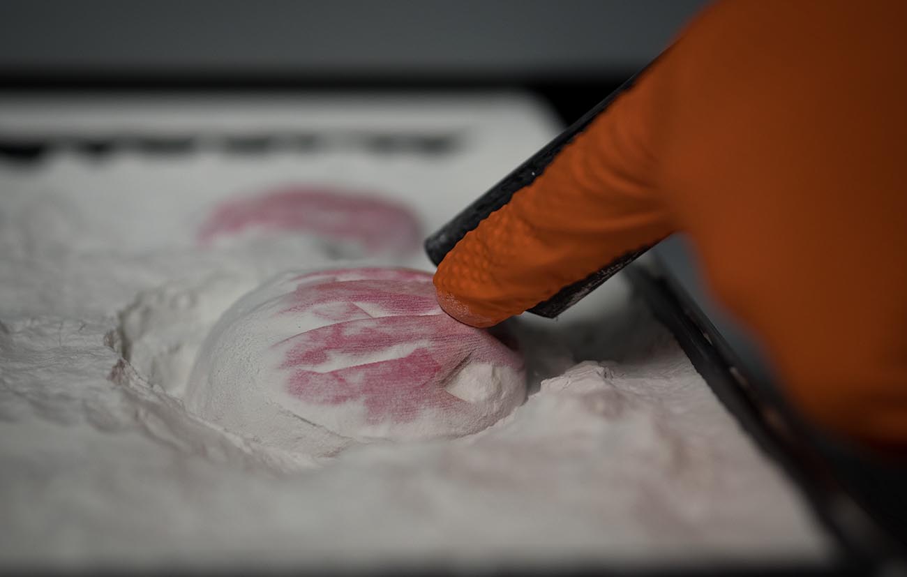 Kleine helmen worden geboren in de warme 3D-printer.