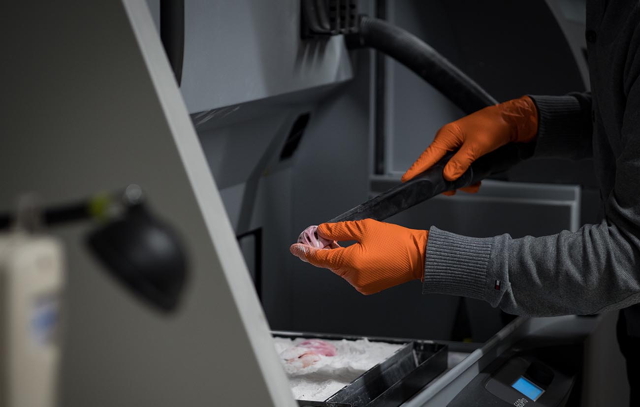 Als ze uit het stucwerk tevoorschijn komen, moeten ze worden gereinigd.