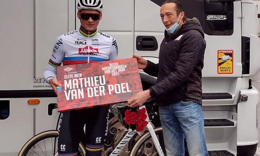 /sites/default/files/styles/article_list_xs/public/2021-12/Mathieu%20van%20der%20Poel%20winnaar%20MTB%20Awards%202021.jpg?itok=a0yCy1l9
