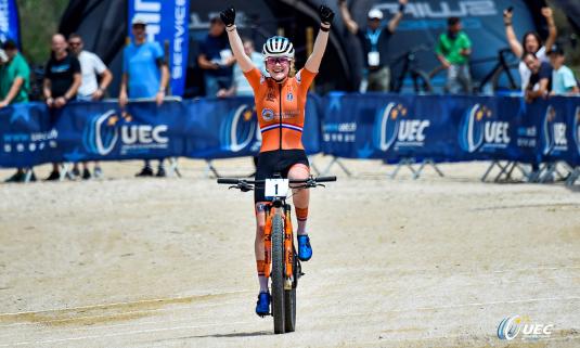 /sites/default/files/styles/article_list_xs/public/2022-07/Puck-Pieterse-op-EK-mountainbiken-2022.jpg?itok=mNVvkcUm